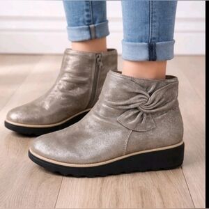 Clarks Collection Suede Ankle Boots with Bow Sharon Salon Gray Womens 10 M